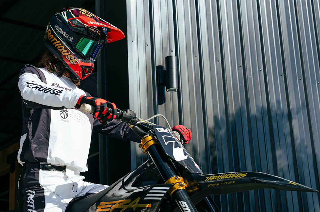 Patrick Evans rocking the Heat Wave Visual MXG 250 Motosport Goggle in the Patrick Evans color way with a piff lens.